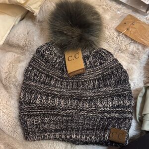 Women’s Gray Knit Pom Beanie